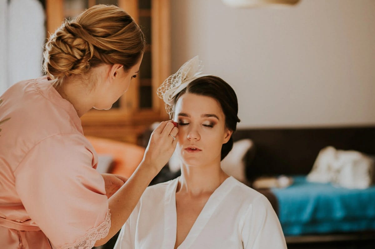 Makijaż ślubny panny młodej przed ceremonią