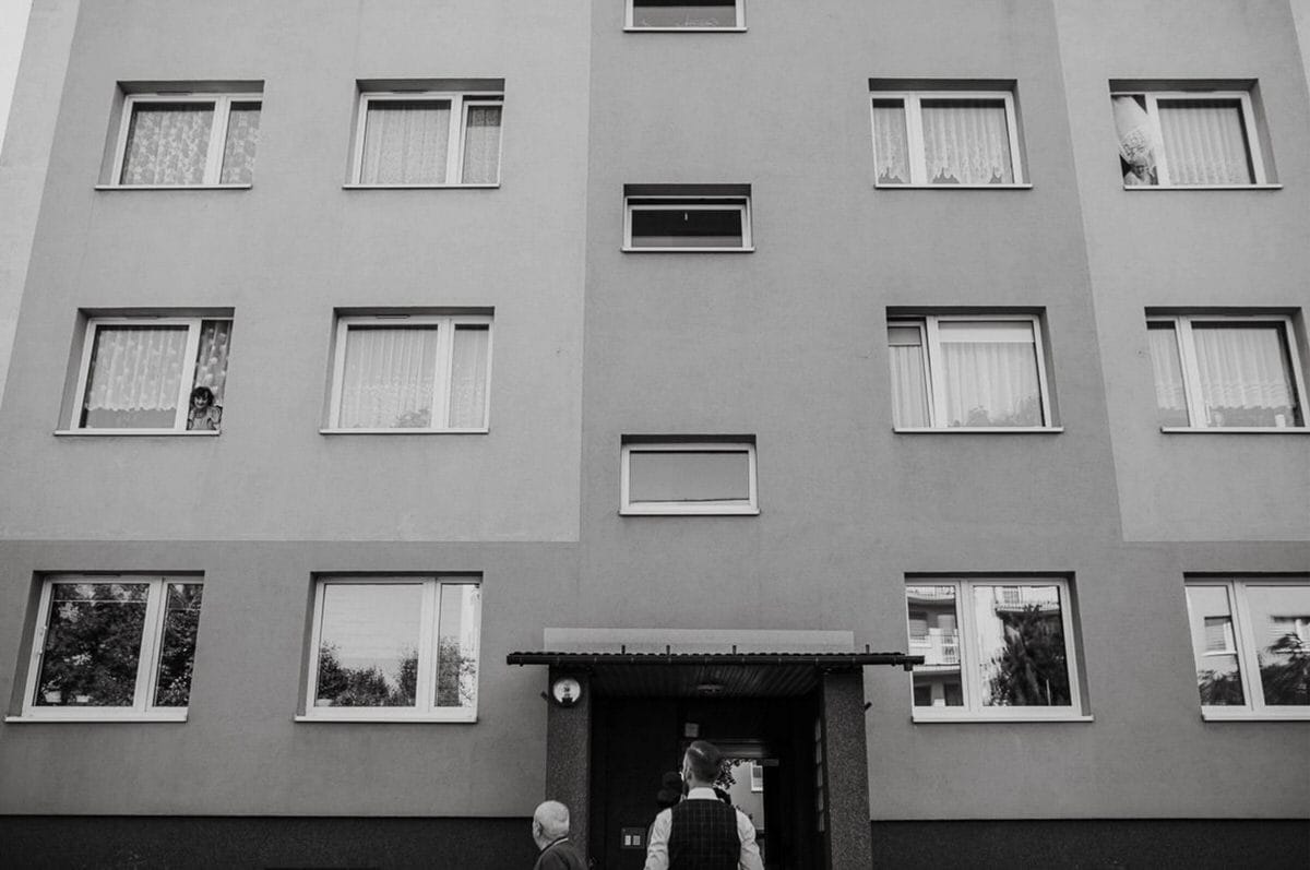 Blok mieszkalny z ludźmi przy wejściu