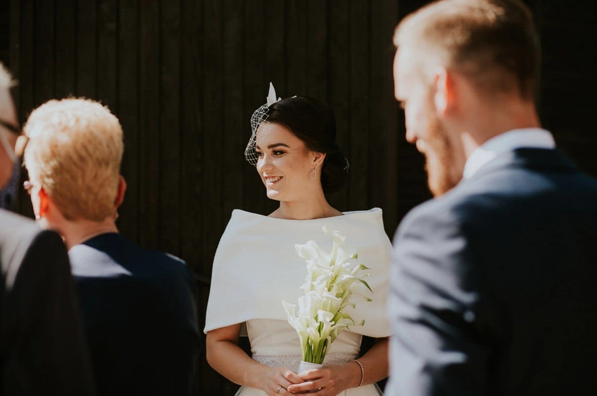 Panna młoda z bukietem lilii, eleganckie wesele.