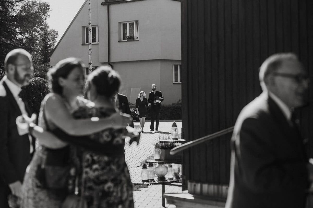 Goście przyjęcia na zewnątrz budynku