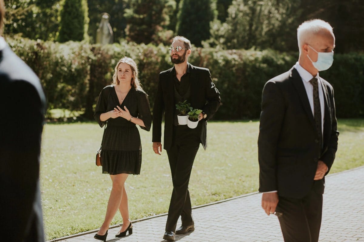 Ludzie w eleganckich strojach na zewnątrz.