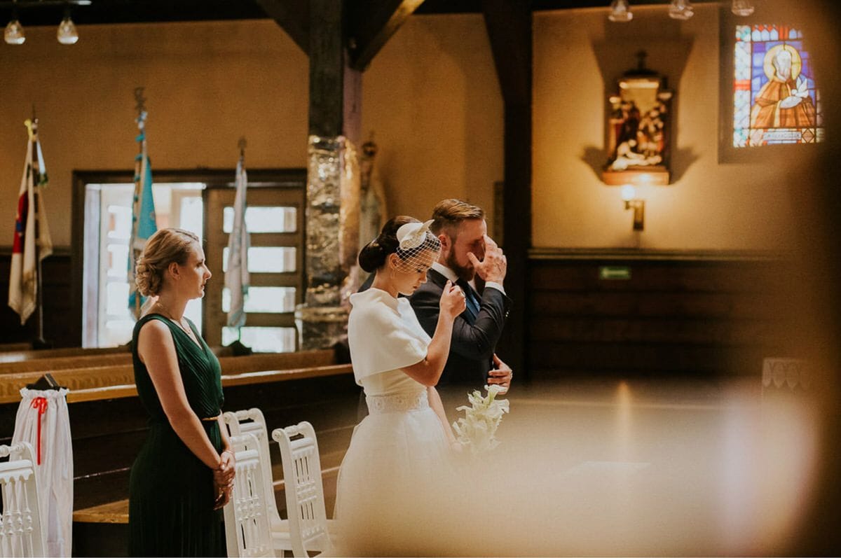 Ślubna ceremonia w kościele, modlący się para