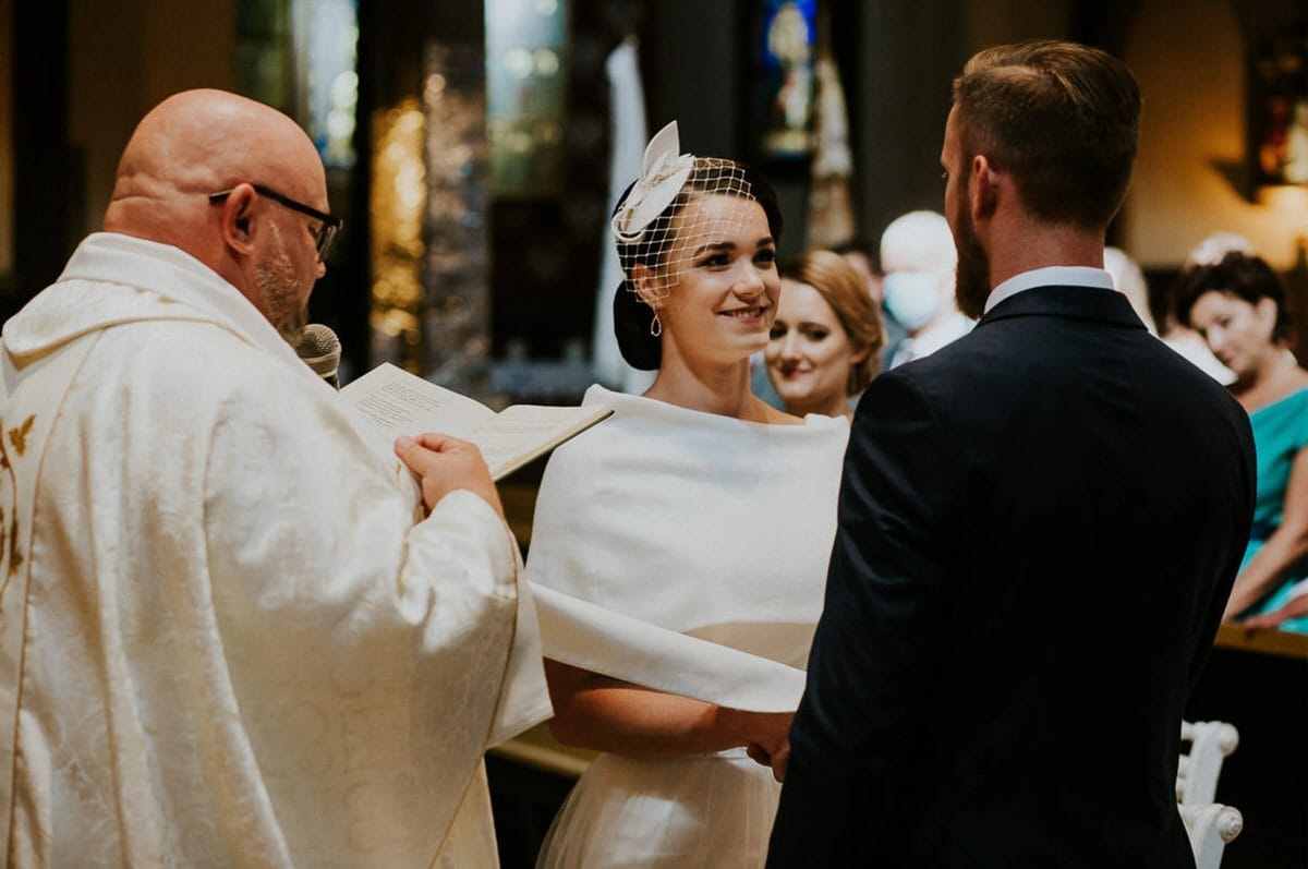 Ceremonia ślubna w kościele, małżeństwo przysięga.