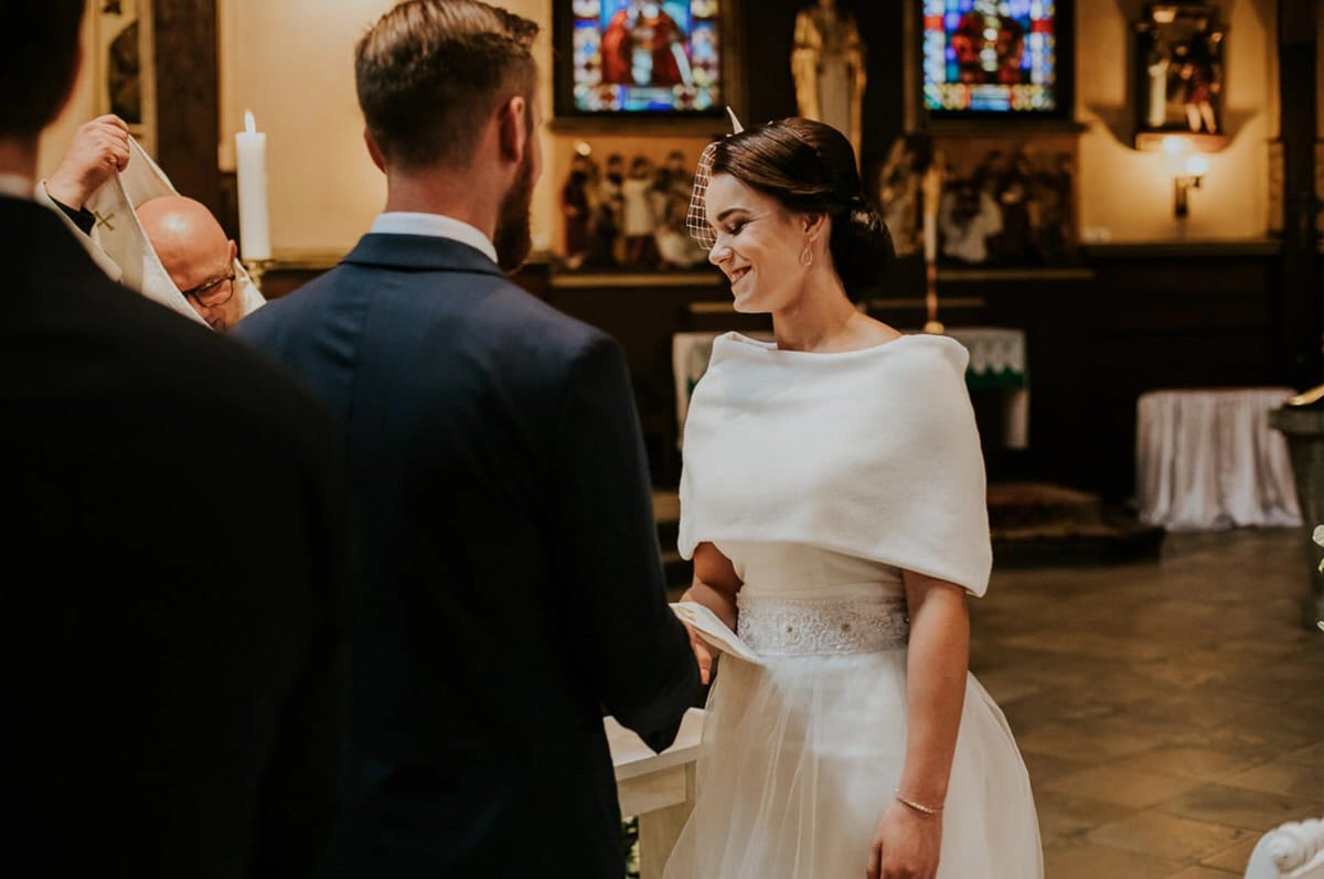 Para biorąca ślub w kościele