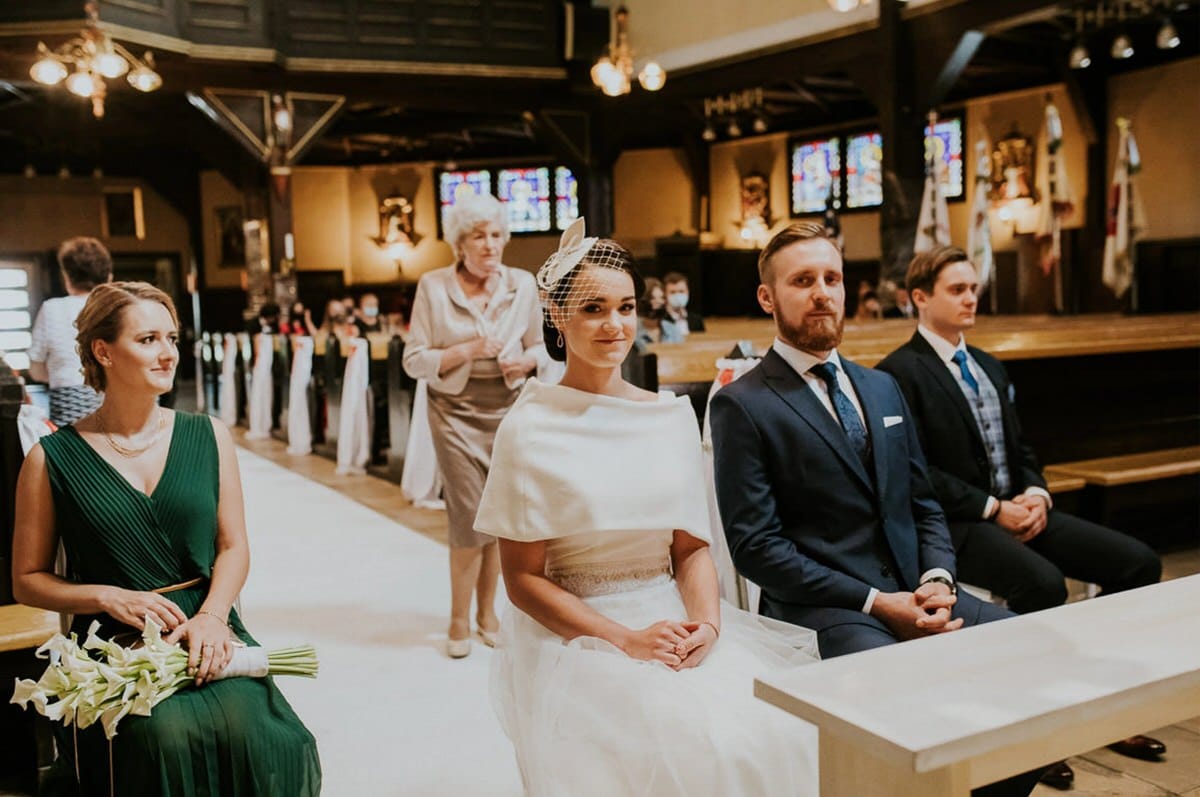 Para młoda w kościele podczas ślubu