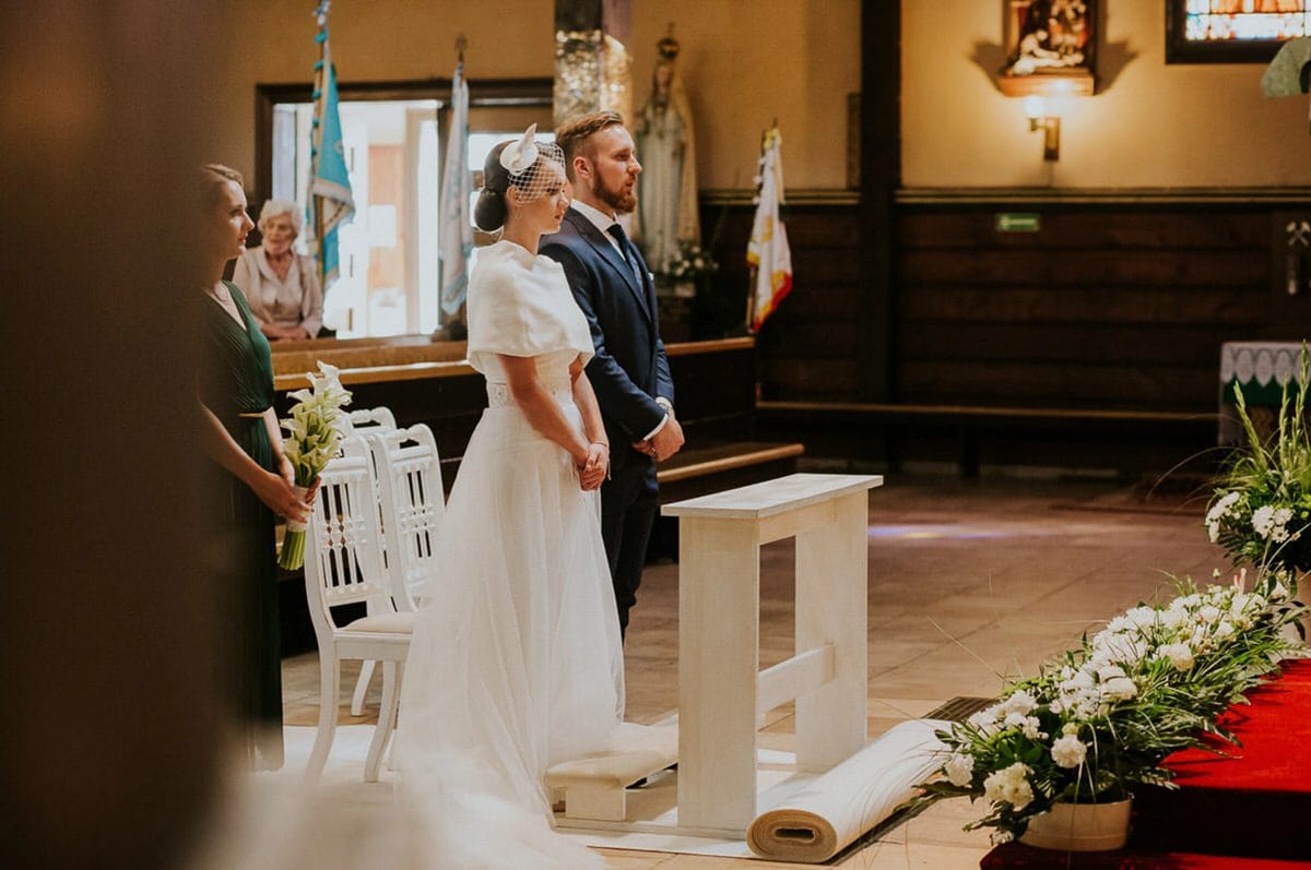 Para młoda w kościele podczas ceremonii ślubnej.