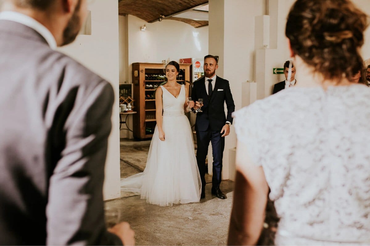 Para młoda na weselu w eleganckim wnętrzu.