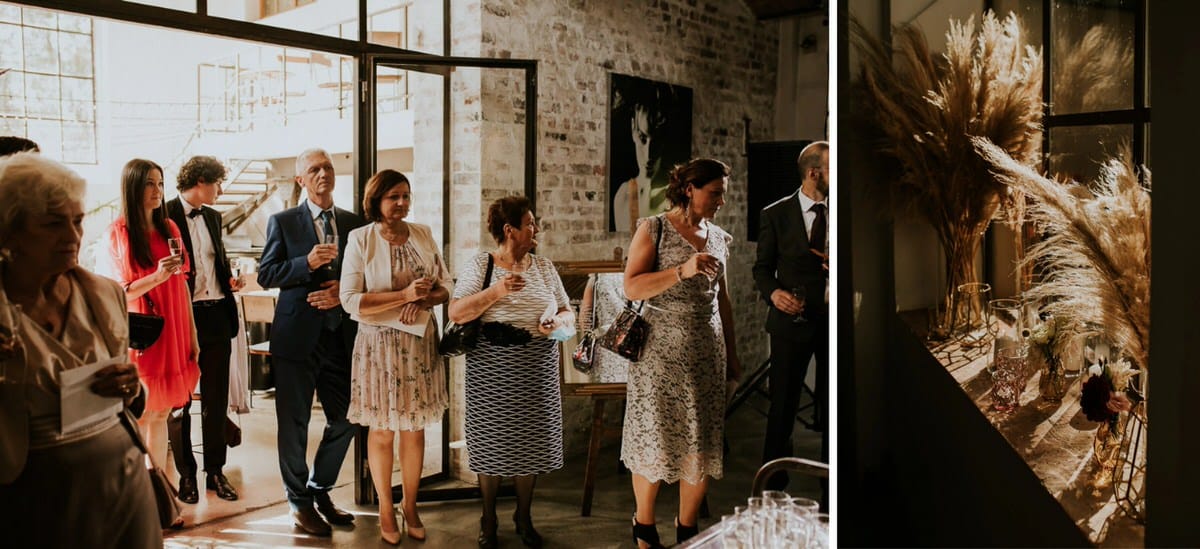 Goście weselni z drinkami w eleganckim wnętrzu