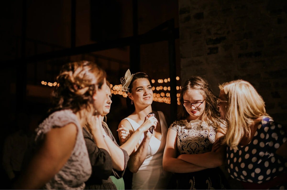 Grupa kobiet rozmawia na przyjęciu wieczorem.