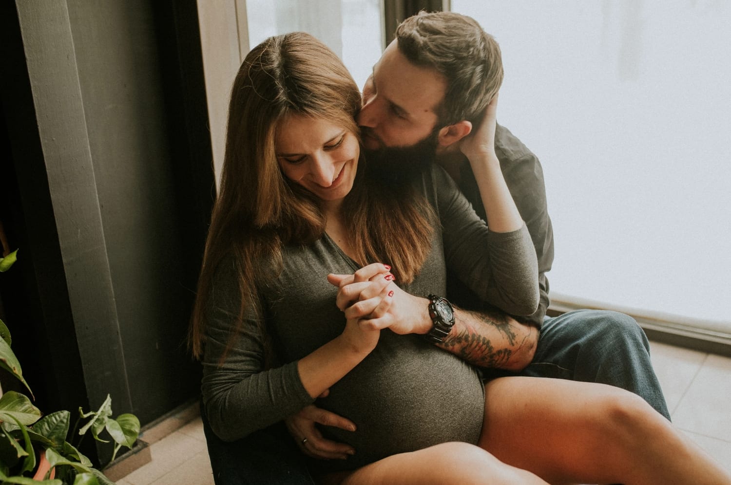 Para w ciąży siedzi w uścisku