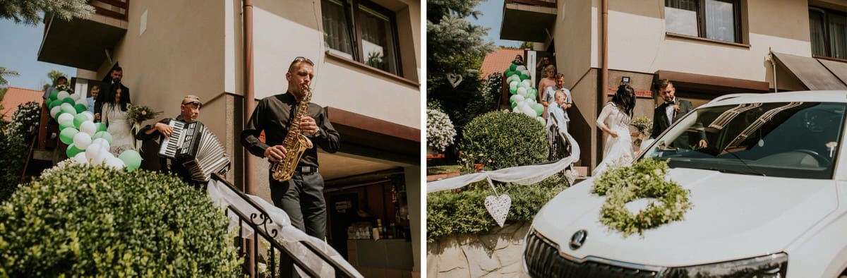 Muzycy i para młoda przed domem, balony i kwiaty.
