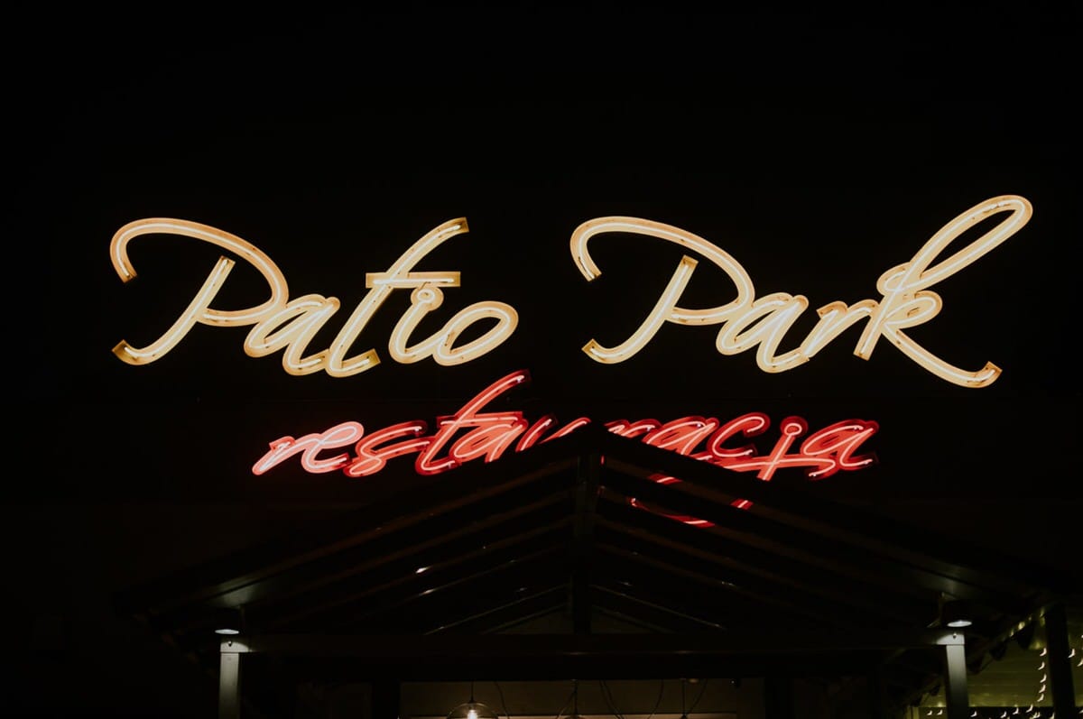 Neonowy szyld Patio Park restauracja nocą