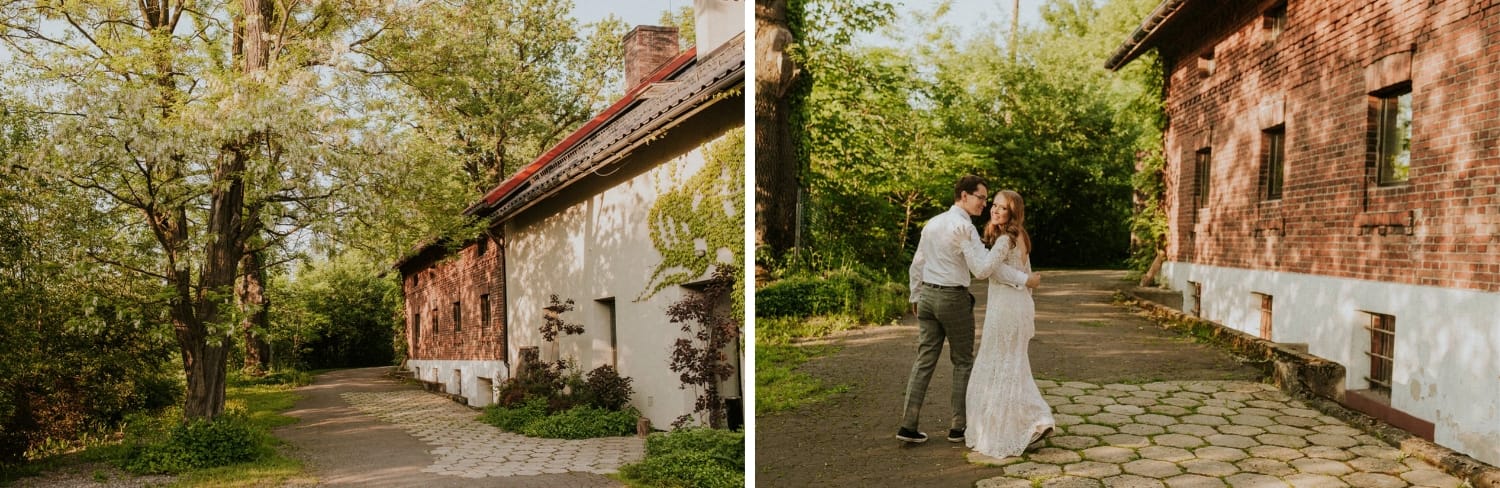 Para ślubna przy starym budynku wśród drzew