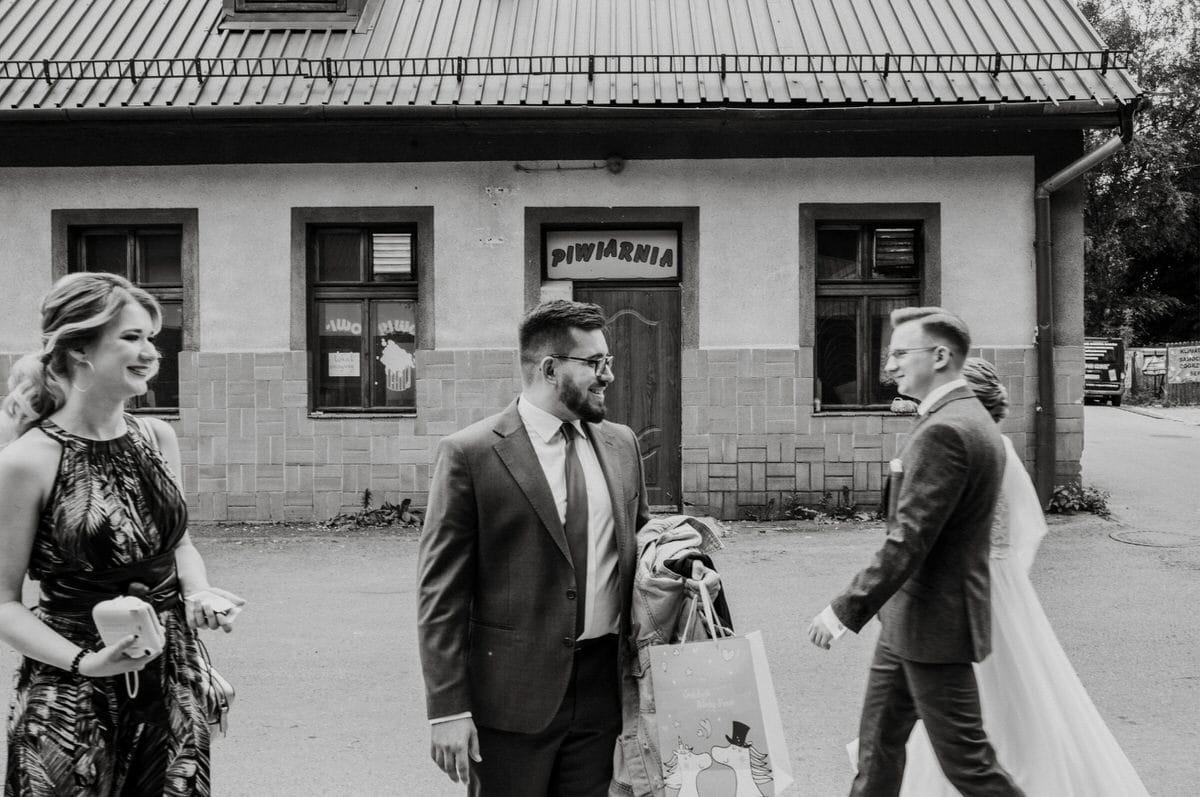 Ludzie w eleganckich strojach przed piwiarnią