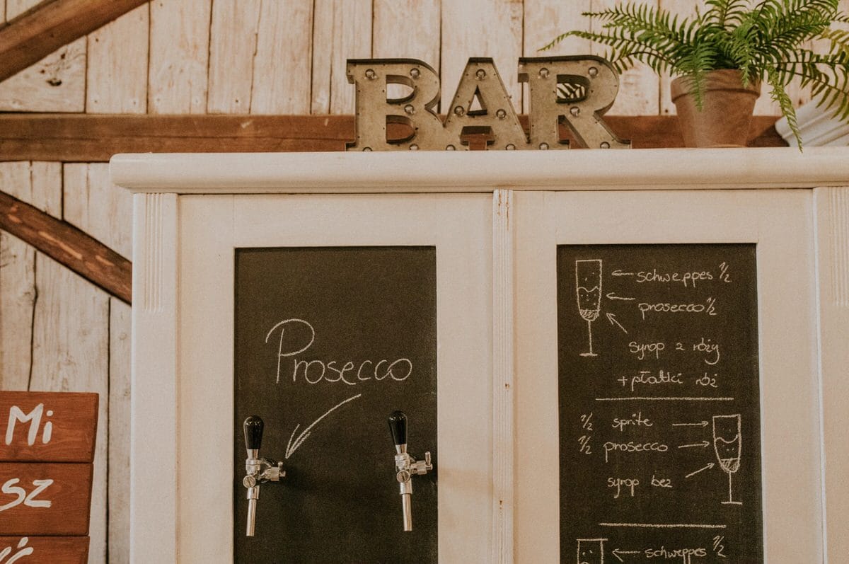 Tablica menu drinków w barze z prosecco