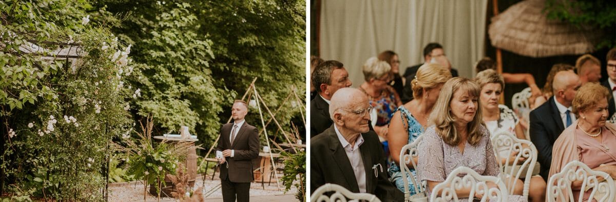 Ślub w ogrodzie; goście siedzą, oczekują na ceremonię.