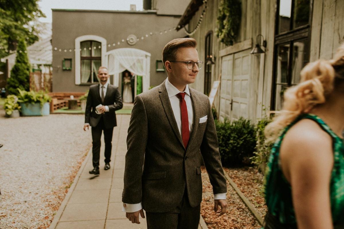 Mężczyźni w garniturach na podwórku