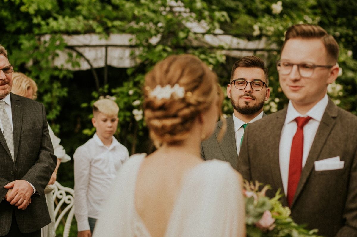 Ceremonia ślubna na świeżym powietrzu z gośćmi.
