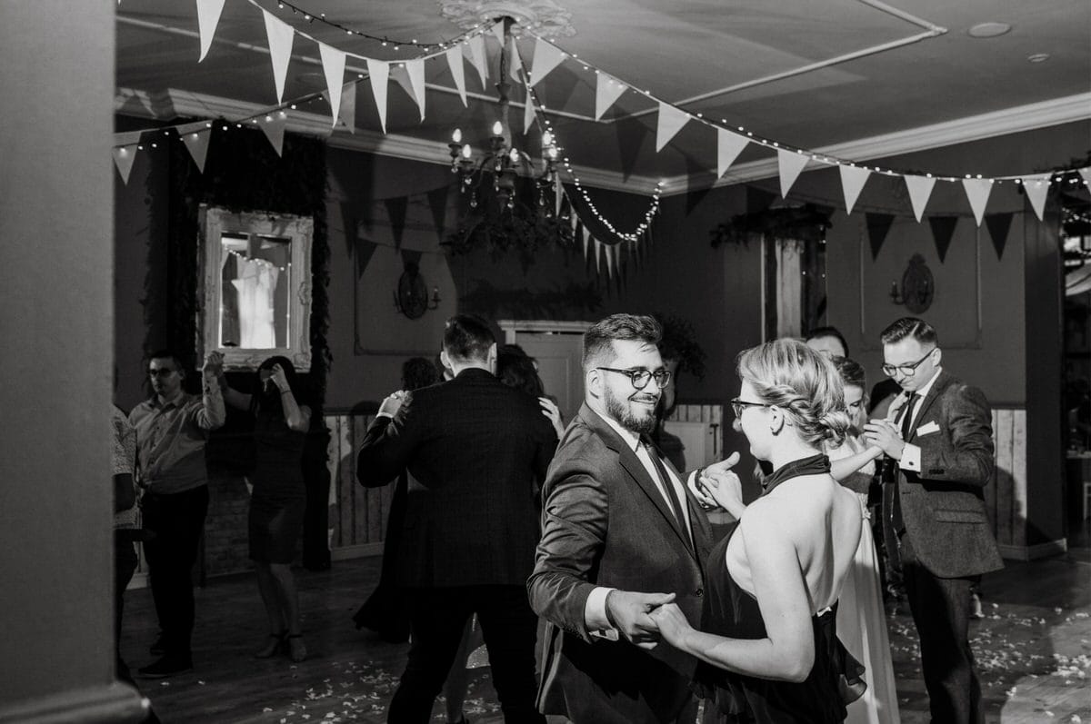 Taniec pary na przyjęciu weselnym, dekoracje na suficie.