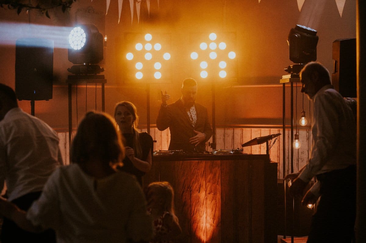 DJ gra muzykę na przyjęciu, tańczący ludzie
