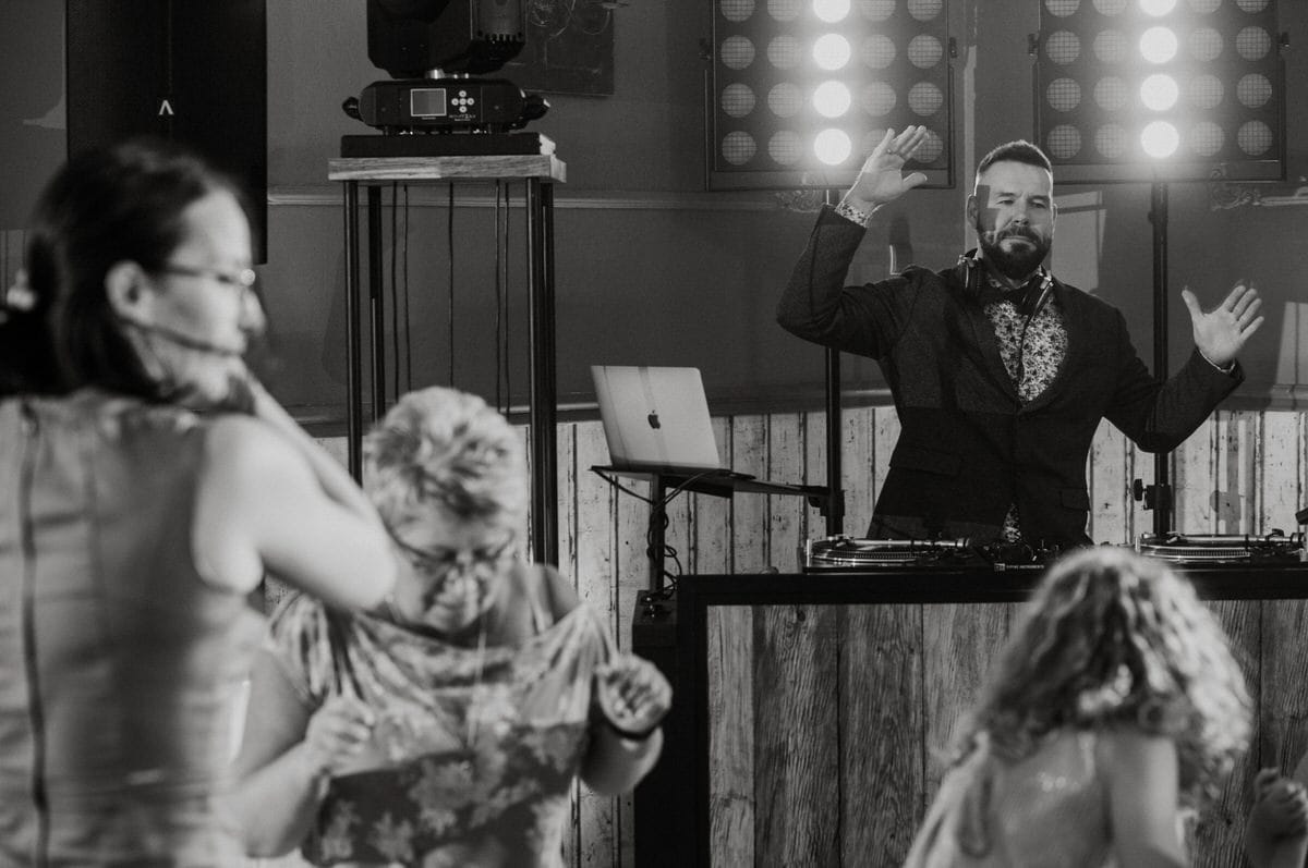 DJ prowadzi imprezę, ludzie tańczą