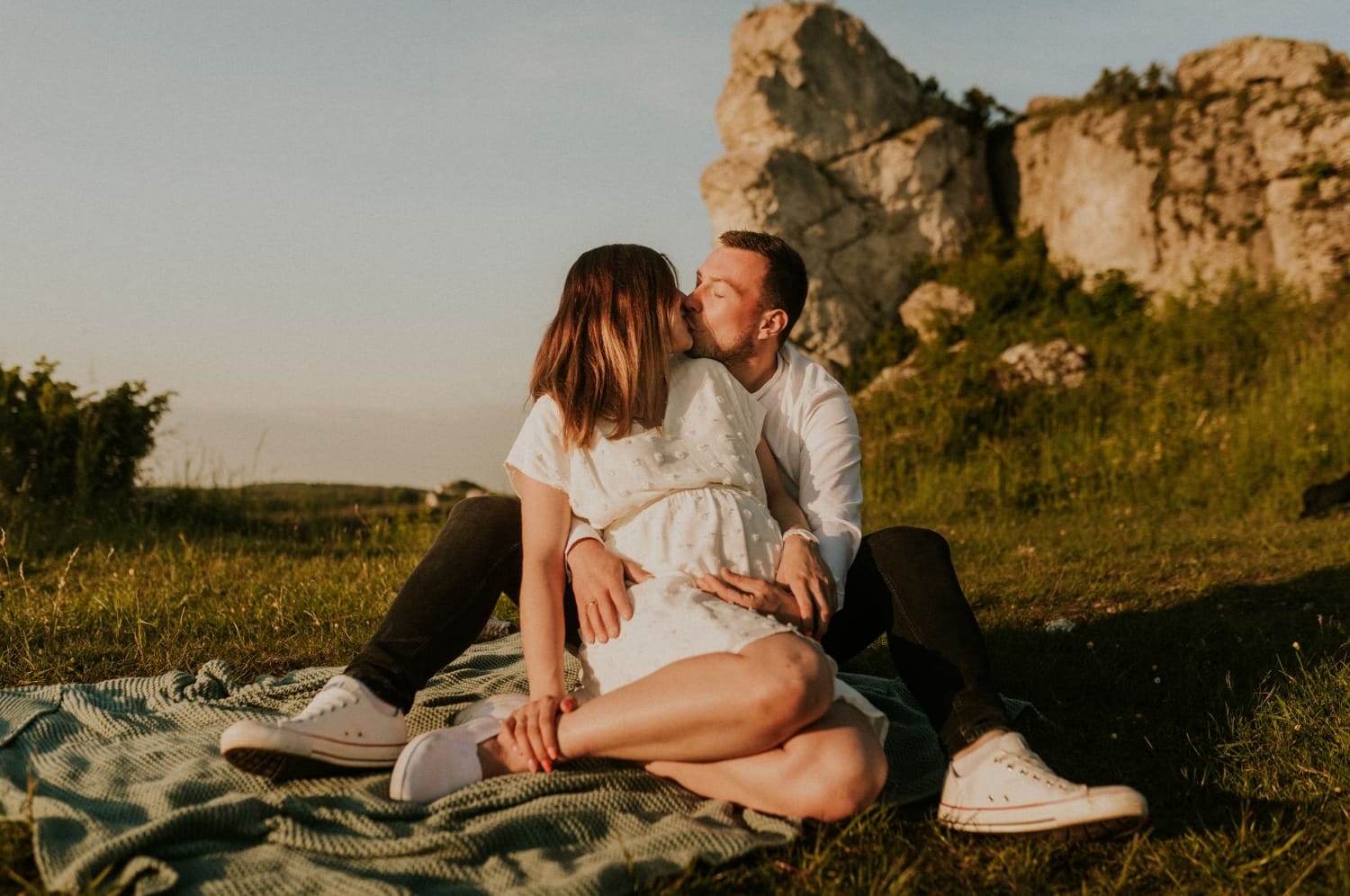 Para zakochanych na pikniku przy skale.