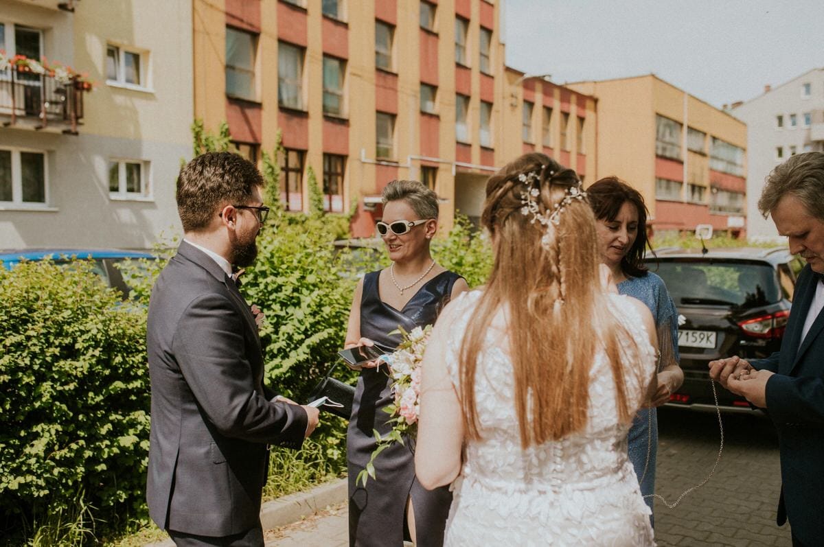 Spotkanie osób w eleganckich strojach na ulicy