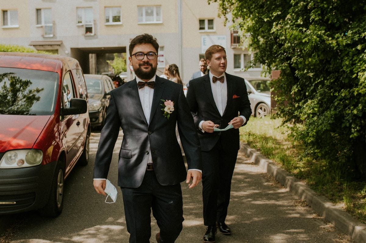 Dwóch mężczyzn w garniturach na ulicy.