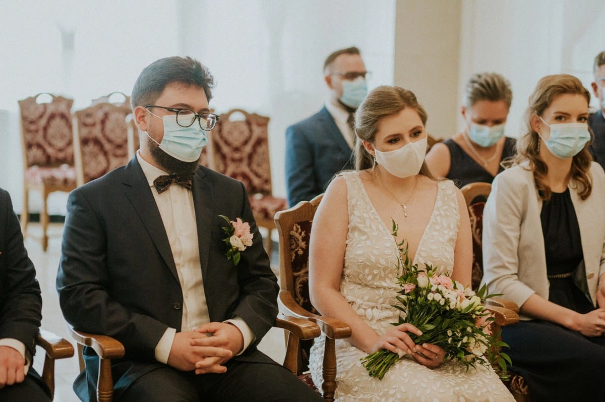 Para młoda w maskach podczas ślubu COVID-19