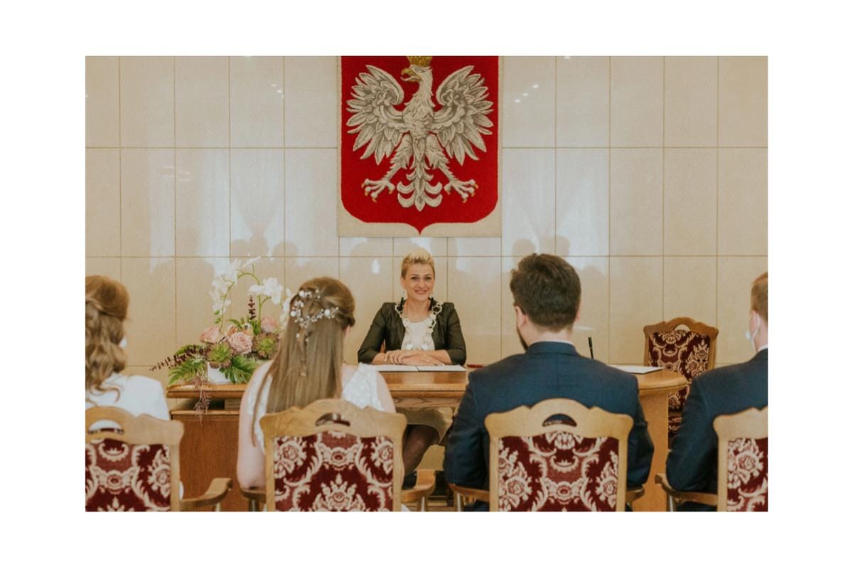 Ślub cywilny w polskim urzędzie, para młoda przysięga.