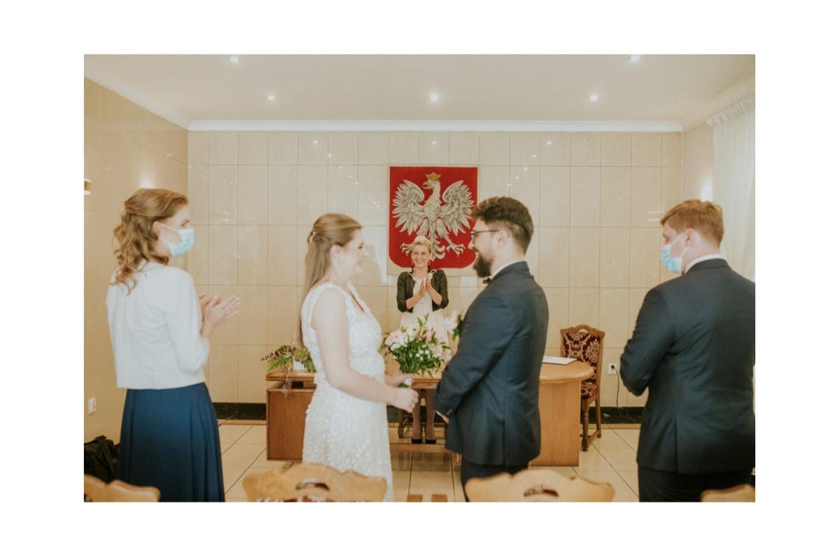 Ceremonia ślubna w urzędzie stanu cywilnego.