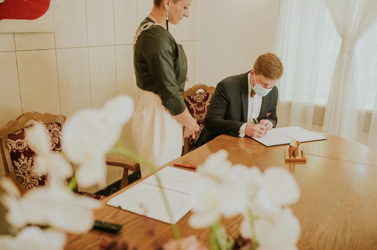 Podpisywanie dokumentów przy stole, formalna okazja