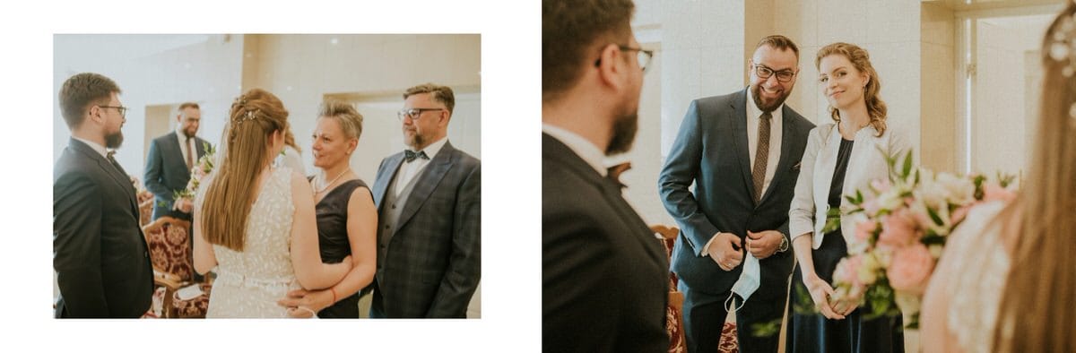 Goście na eleganckim przyjęciu weselnym, rozmawiający i uśmiechnięci.