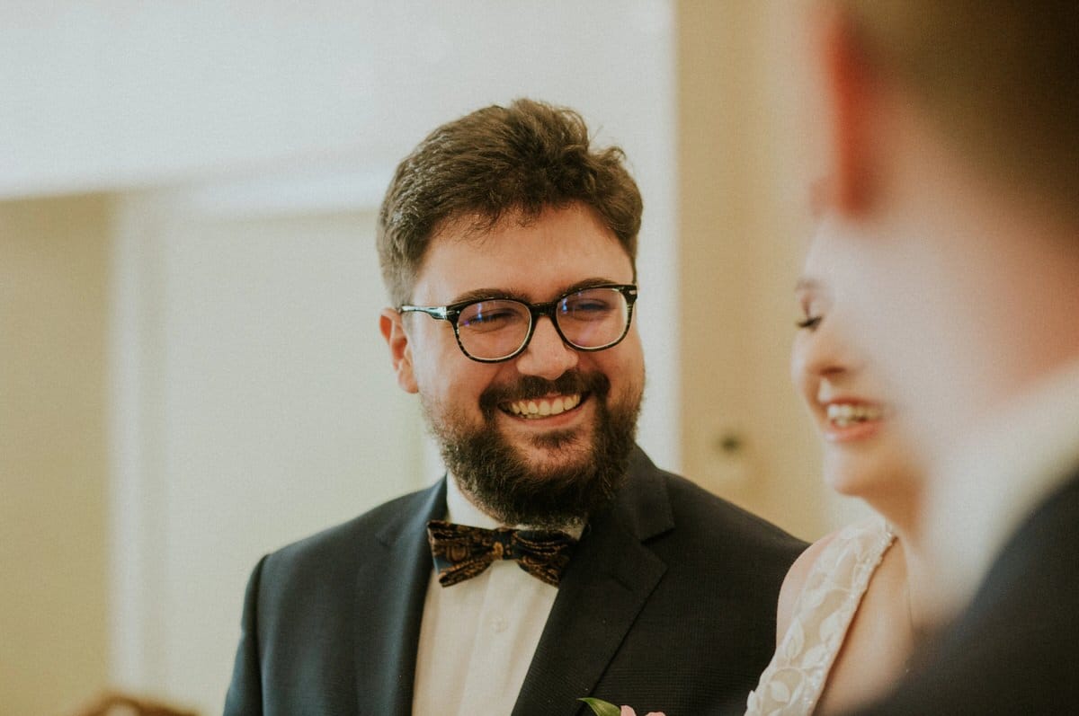 Uśmiechnięci ludzie na uroczystości