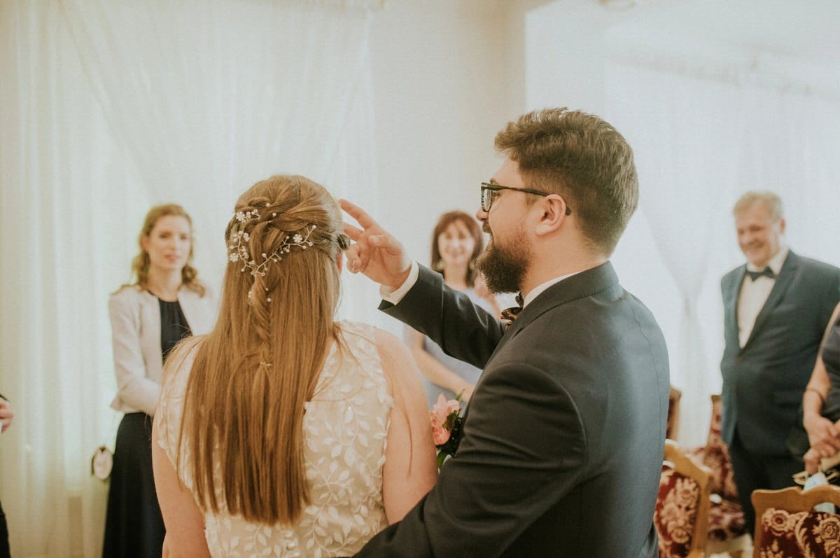 Para młoda na ceremonii ślubnej z gośćmi