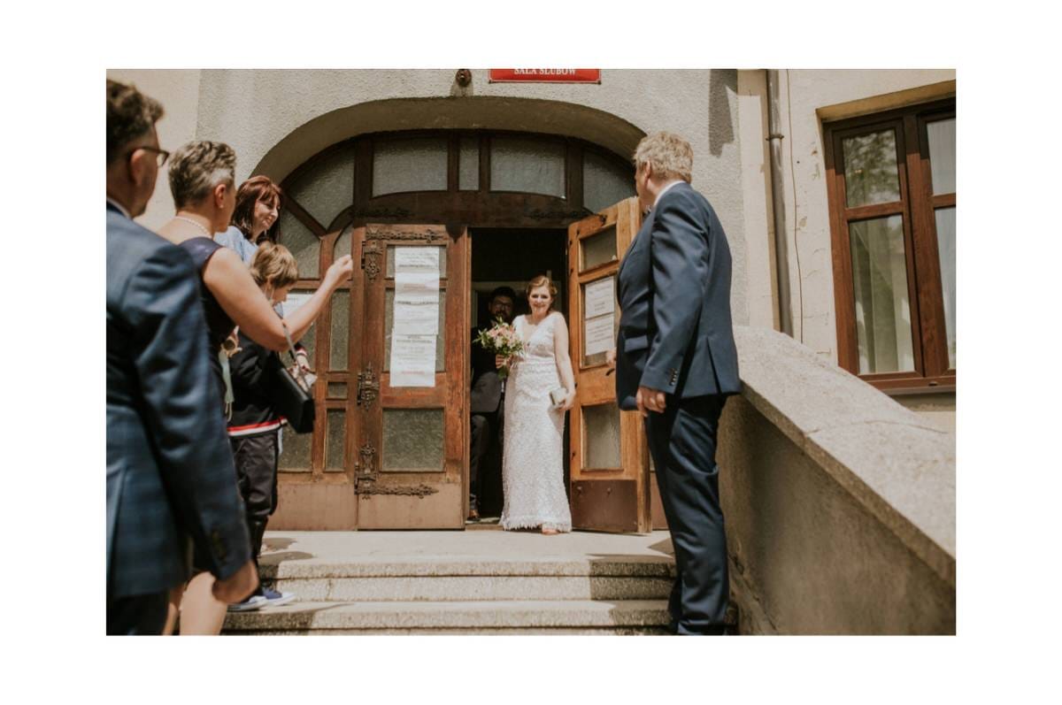 Para młoda wychodzi z urzędu stanu cywilnego.
