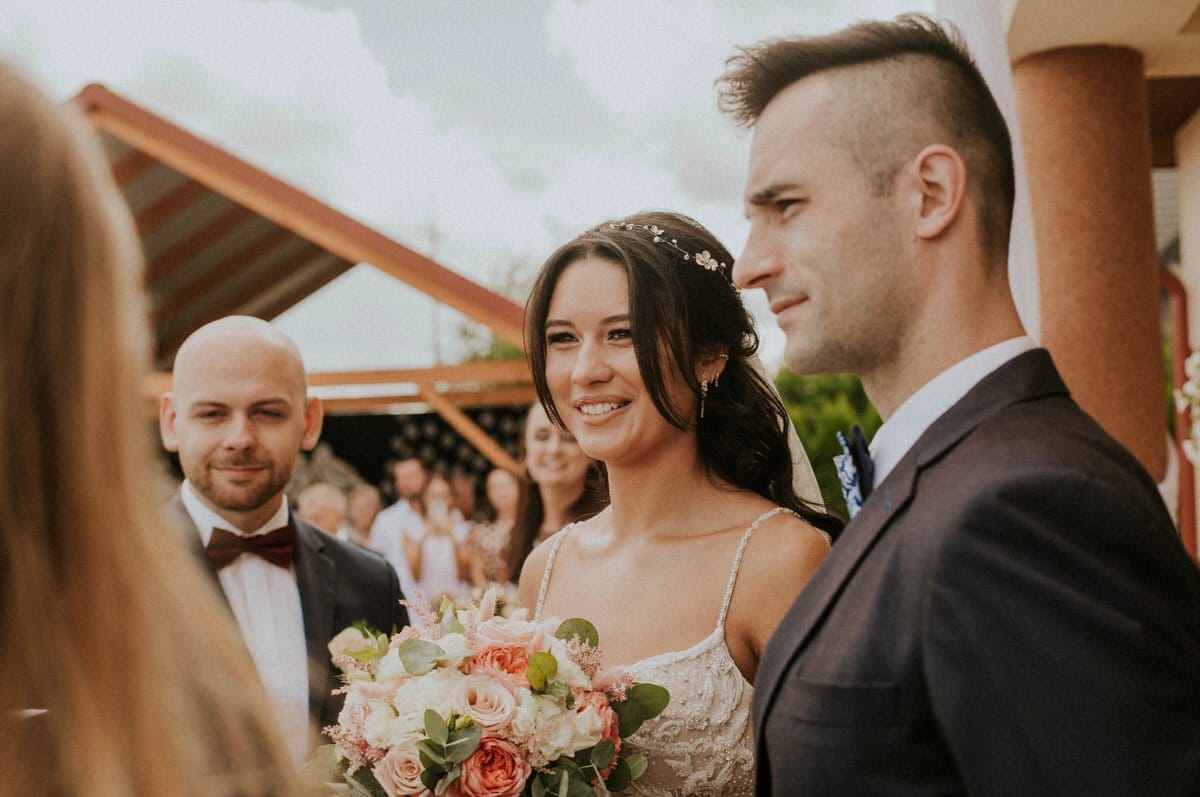 Para młoda na ceremonii ślubnej na zewnątrz.