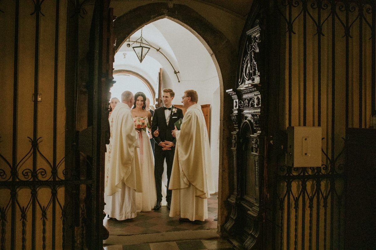 Ceremonia ślubna w kościele, para młoda i księża