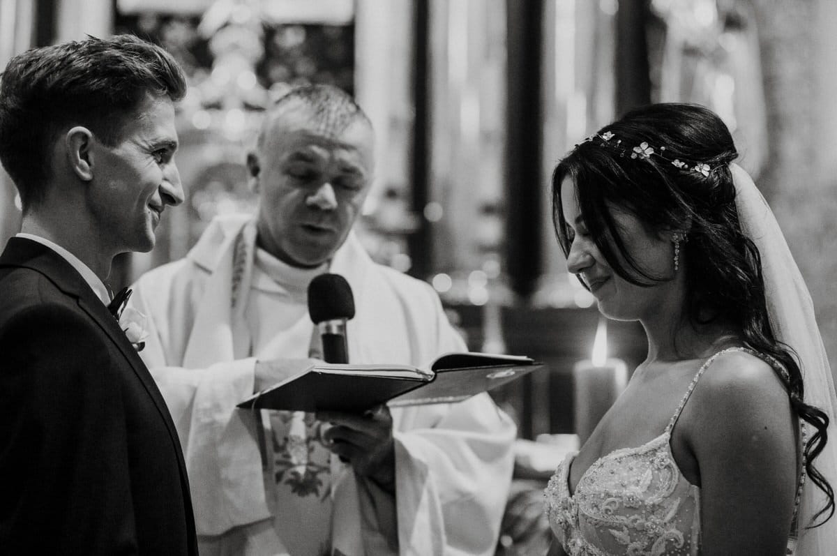 Ceremonia ślubna z księdzem i parą młodą.