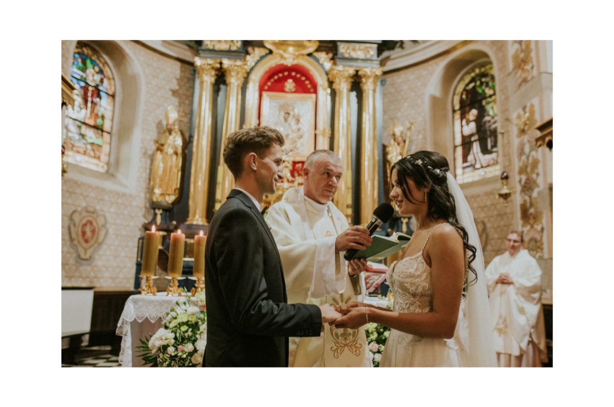 Para młoda podczas ceremonii ślubnej w kościele.