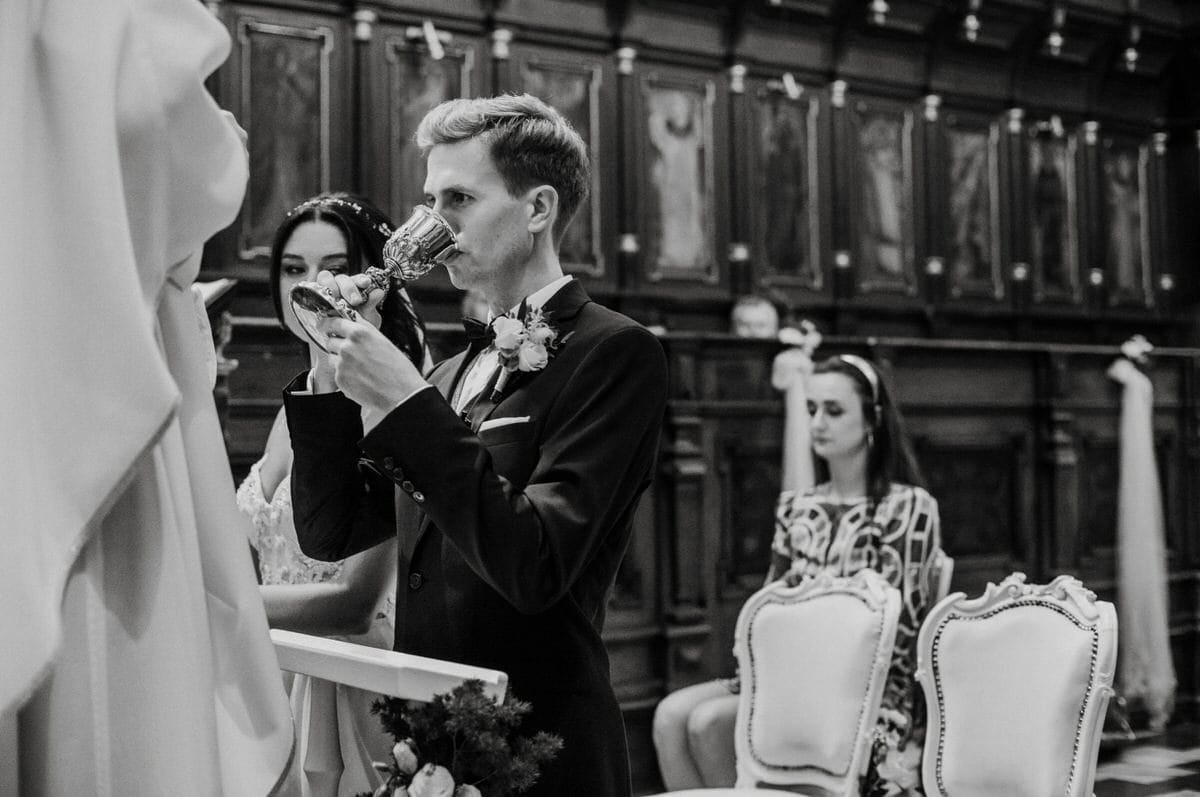 Ceremonia ślubna w kościele, para młoda z kielichem.