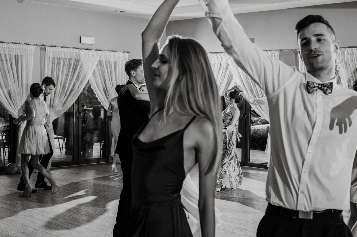 Para tańcząca na przyjęciu w eleganckiej sali.