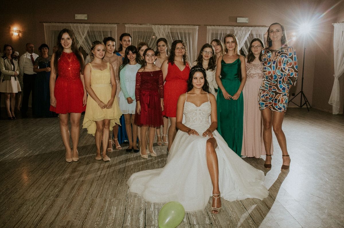 Grupa kobiet na weselu z panną młodą.