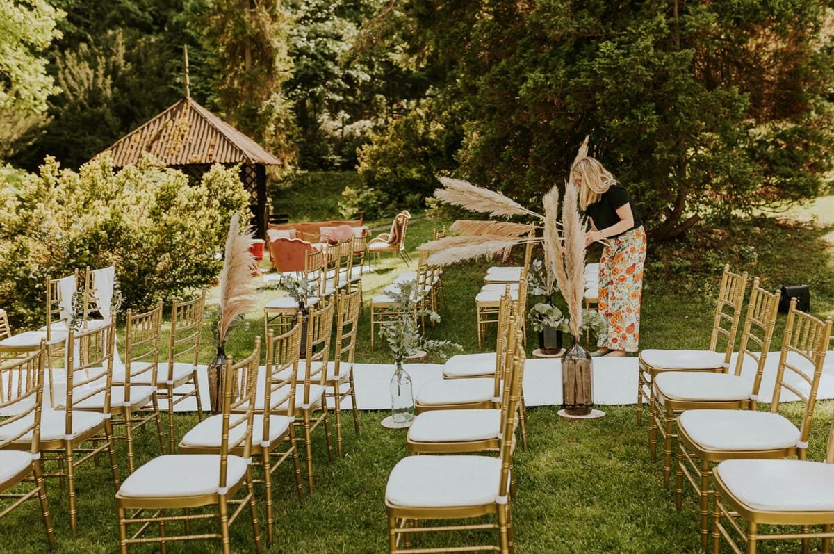 Ogród z przygotowaniami do ceremonii plenerowej.