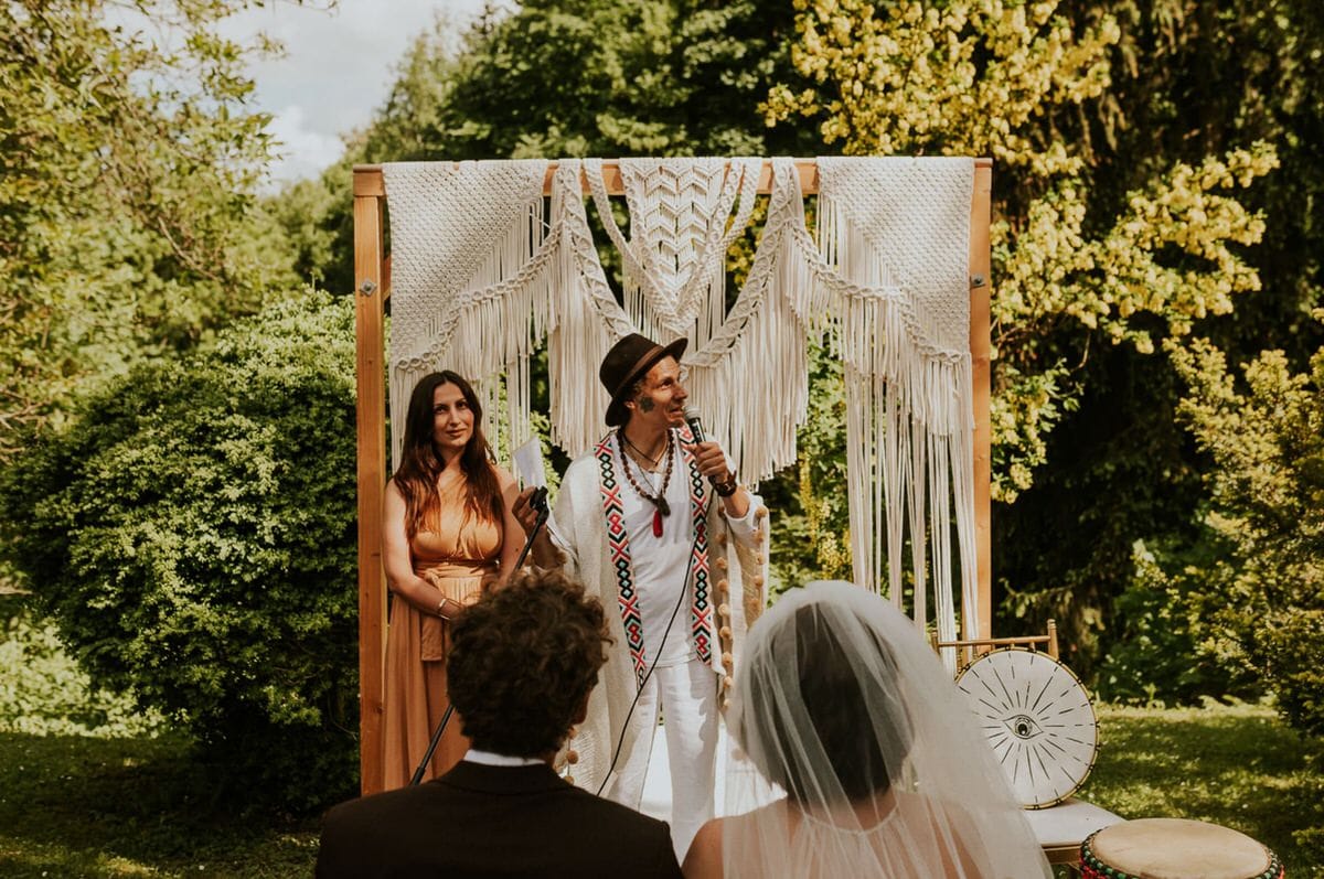 Ceremonia ślubna na świeżym powietrzu z macramé
