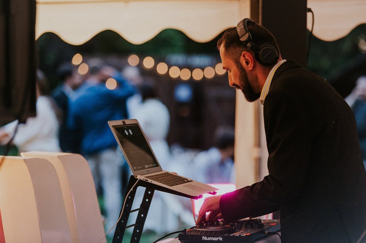 DJ gra na weselu na zewnątrz