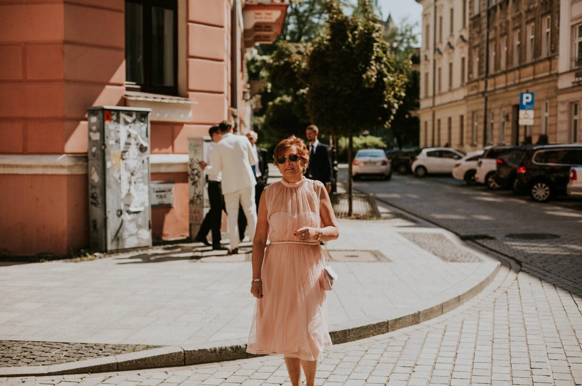 Kobieta spaceruje ulicą, letnia sukienka, miasto