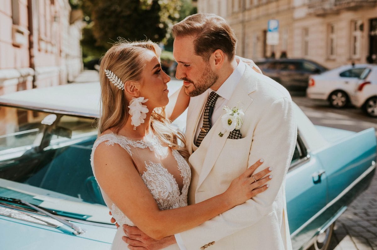 Para młoda przy zabytkowym samochodzie na ulicy