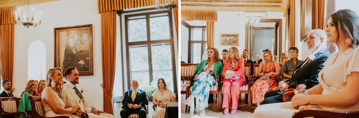 Ceremonia ślubna w eleganckim wnętrzu pełnym gości.