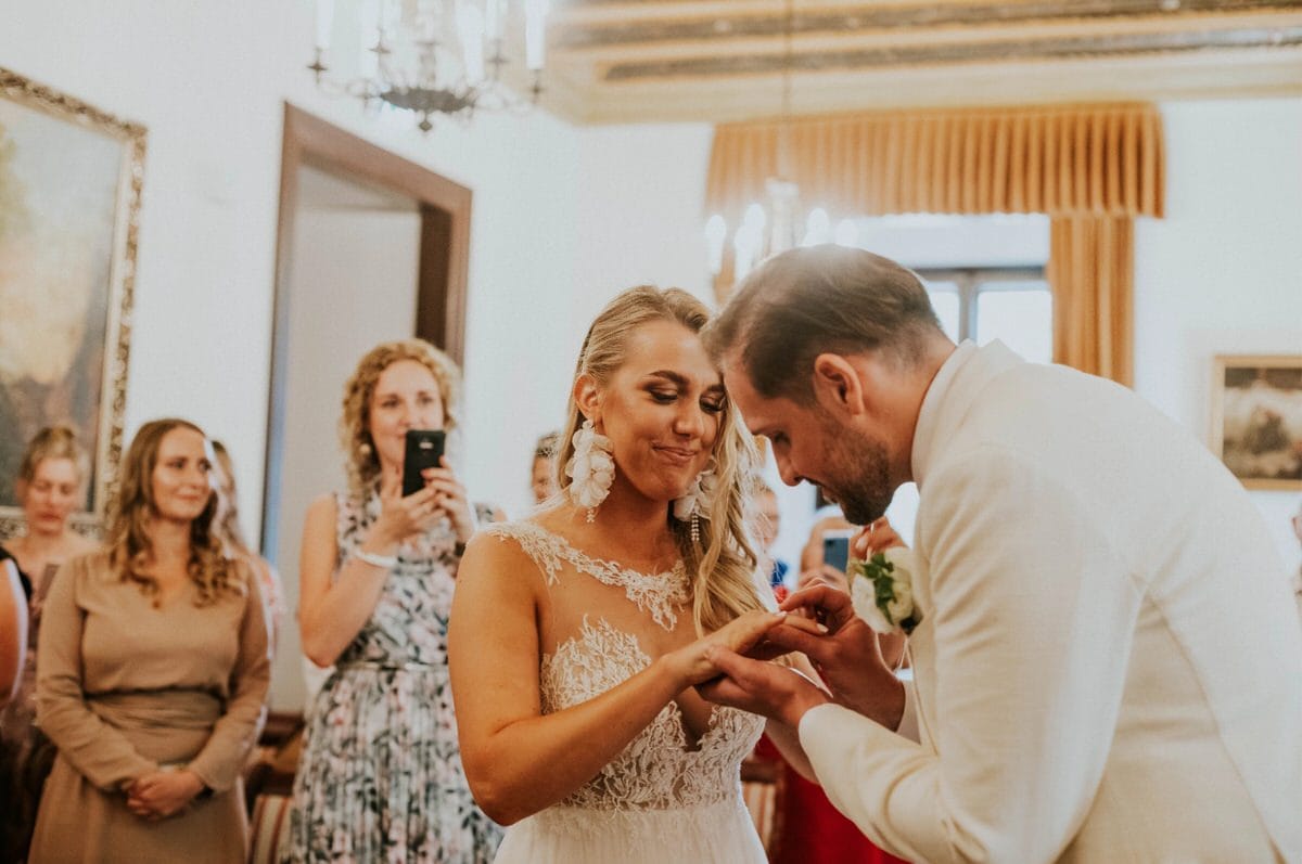Para wymienia obrączki na ceremonii ślubnej.